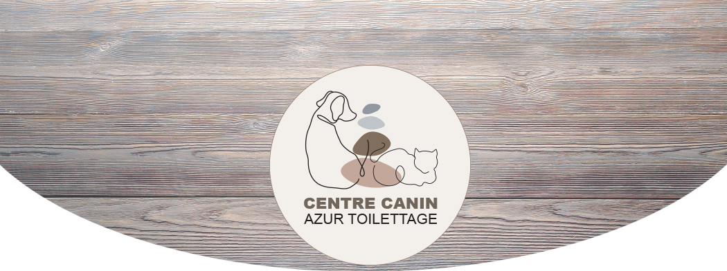 bandeau en bois avec le logo du centre canin azur toilettage